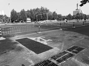 隔離樁拔了坑也修好了 鄭州市民發(fā)現(xiàn)路面問(wèn)題可撥打城管服務(wù)熱線12319
